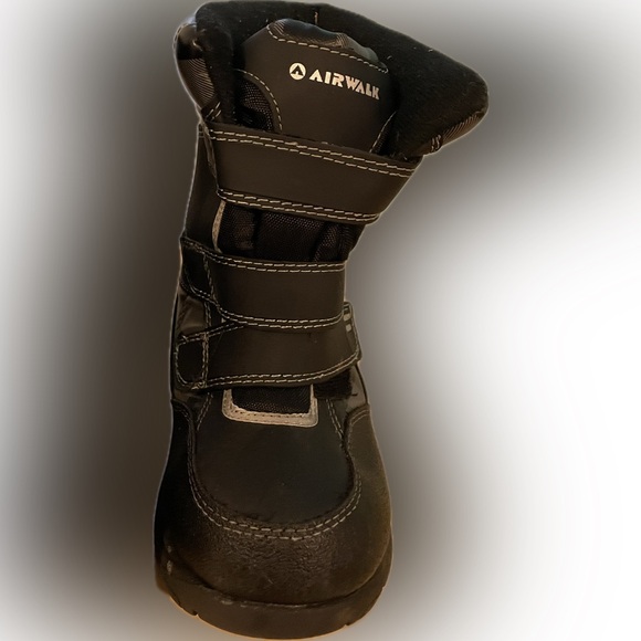 Air walk boys size 10 winter boots. - Picture 5 of 6